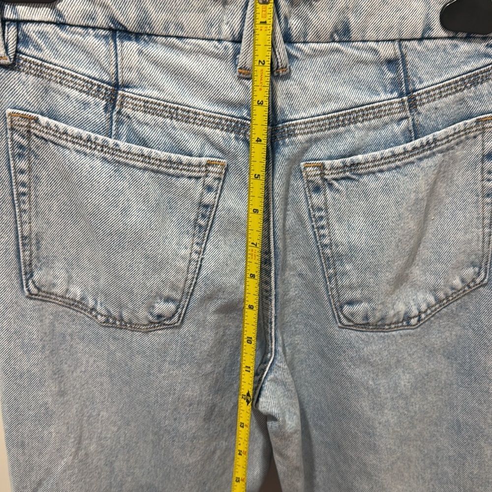 Good American Good Girlfriend Ripped Side Hem Jeans - Picture 5 of 6